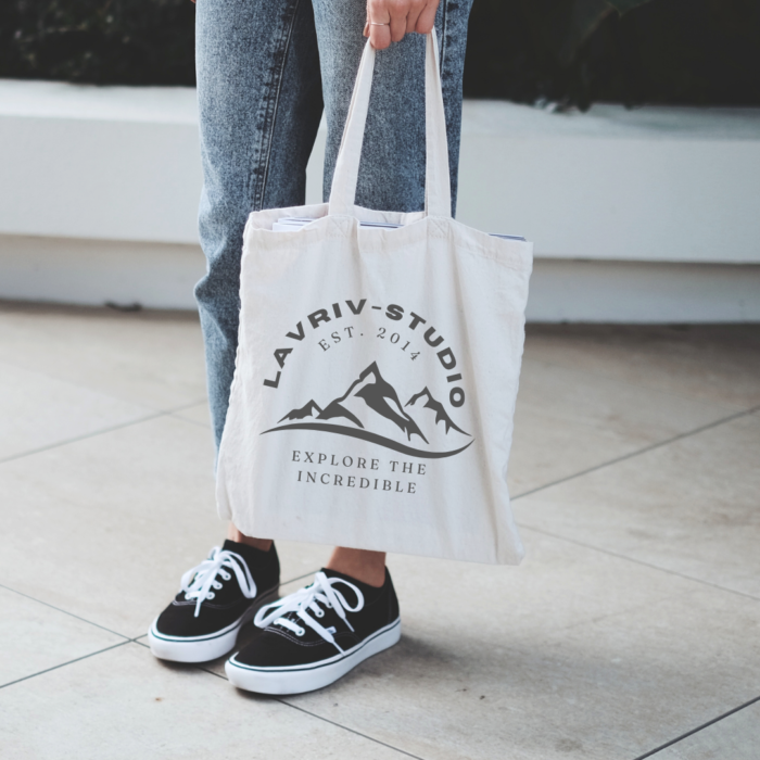 The elegant and practical Linen Tote Bag by Lavriv Studio is the perfect blend of natural materials, refined design, and eco-consciousness.